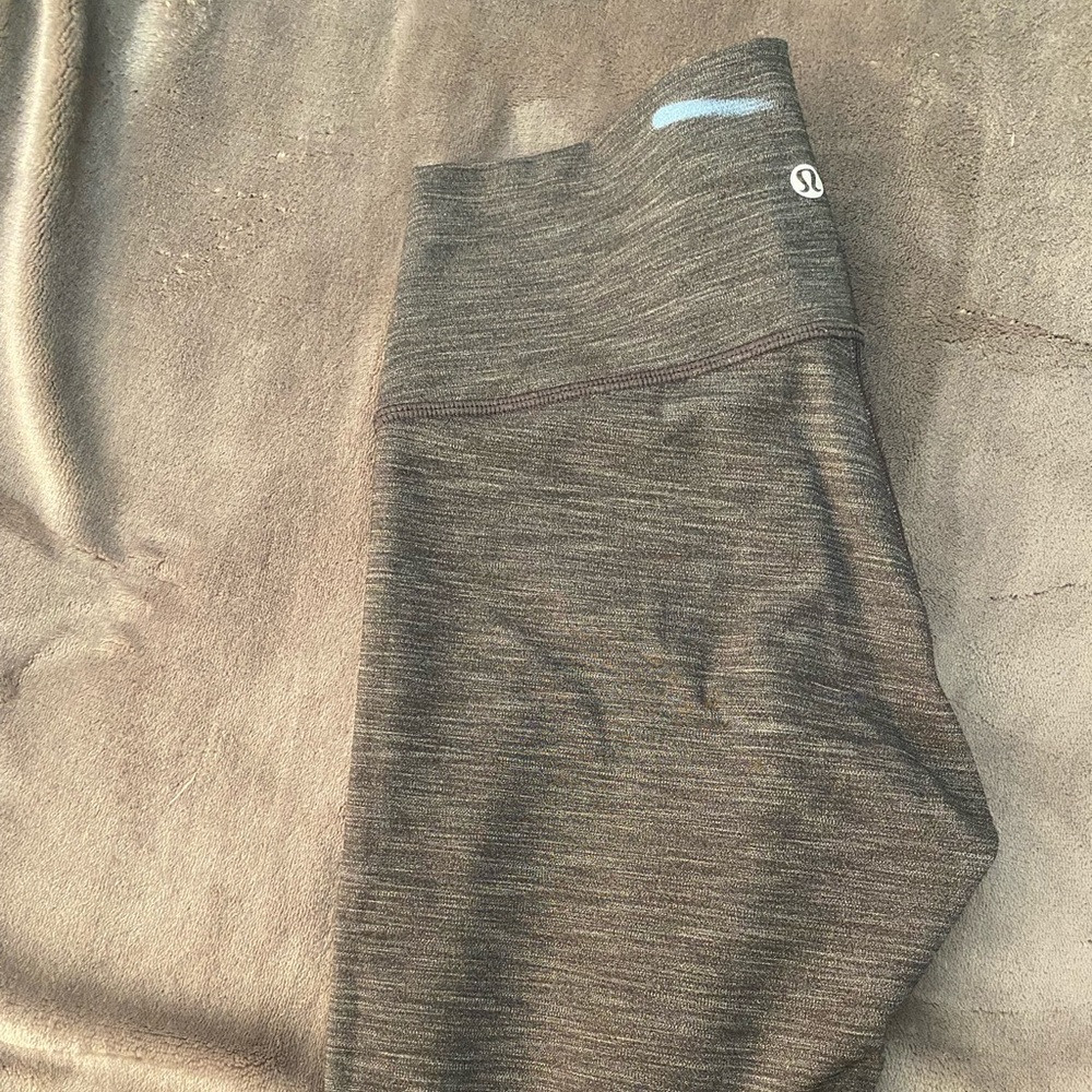 Grey lululemon wunder under High Rise Crop 23” size 6